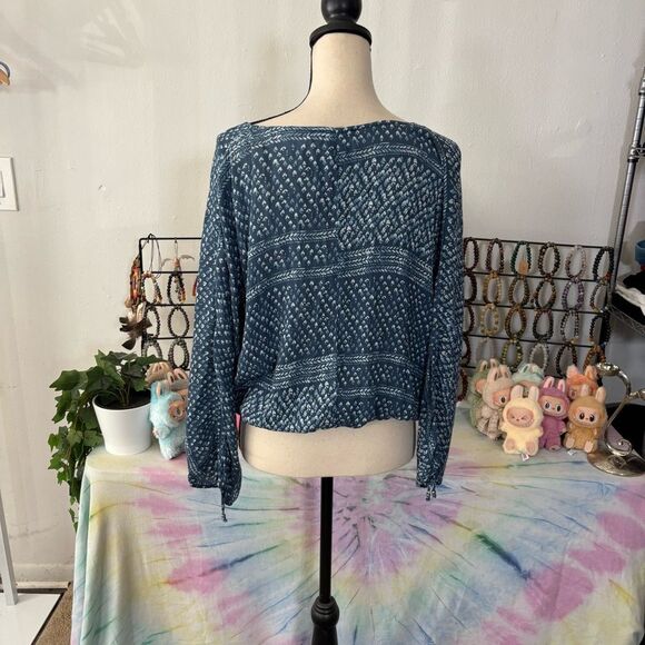 Lulus Blue Patterned Women's top boho medium ruched sleeve - Picture 7 of 9
